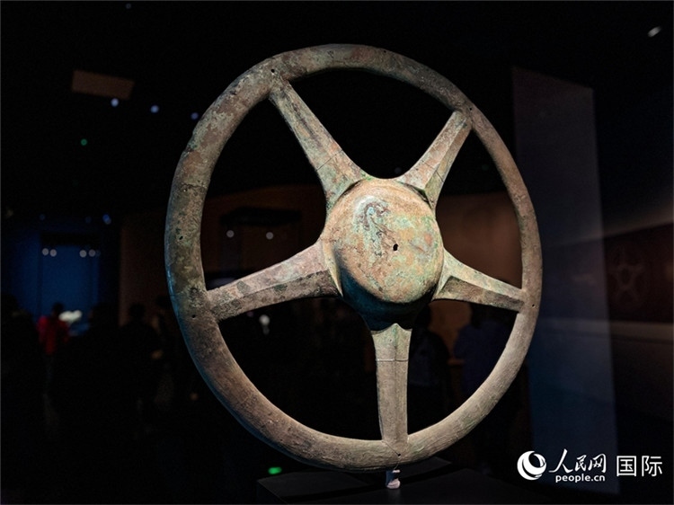 三星堆博物館中展出的太陽輪。人民網(wǎng)記者 羨江楠攝