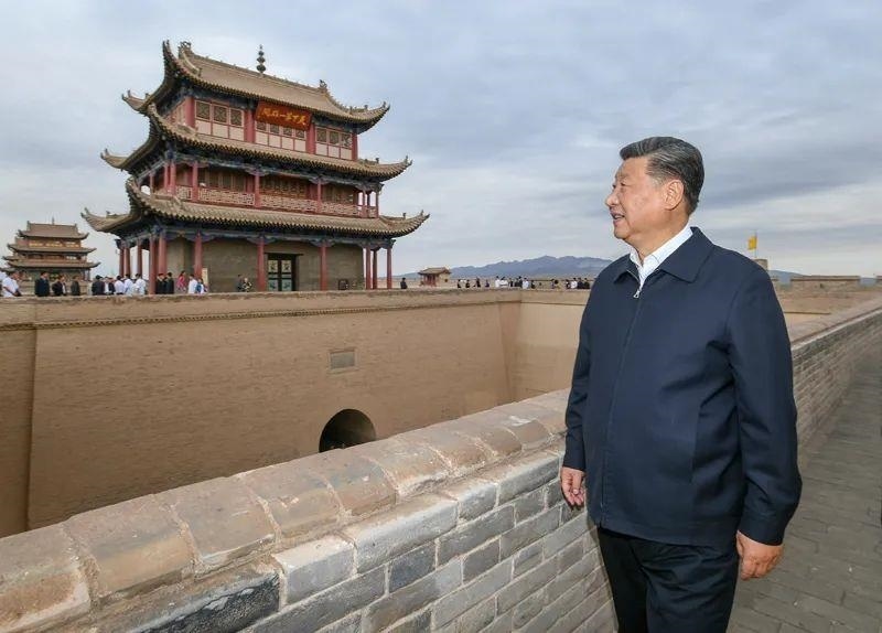 △2019年8月20日，習(xí)近平總書記來到嘉峪關(guān)關(guān)城，登上城樓察看關(guān)城整體面貌，聽取河西走廊長城、關(guān)隘歷史文化情況介紹。