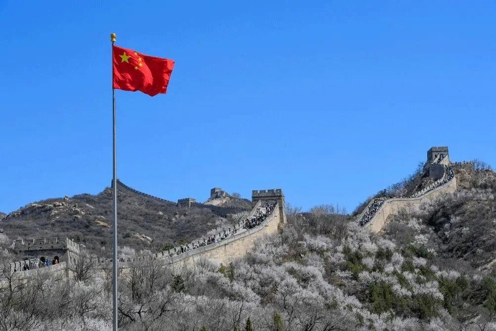 △山花盛開的八達嶺長城