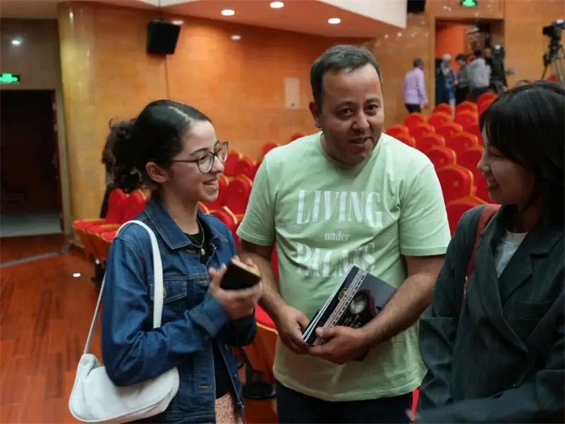 阿爾及利亞市民拉納·艾薩尼和她父親現(xiàn)場聆聽中阿交響樂演出 。蘇州交響樂團供圖