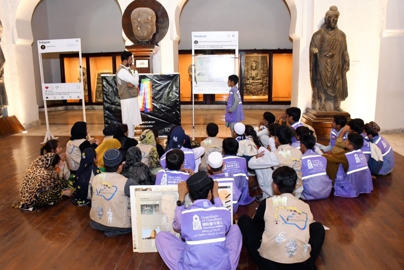 志愿者在博物館給孩子們開展互動講解?！瓣恿_守護人”供圖