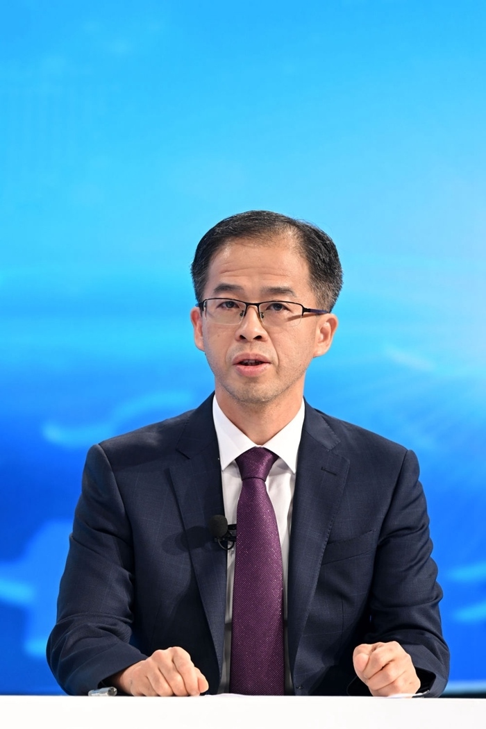 商務(wù)部政研室副主任丁維順在“中國經(jīng)濟(jì)圓桌會(huì)”錄制現(xiàn)場交流發(fā)言。新華社記者 金良快 攝