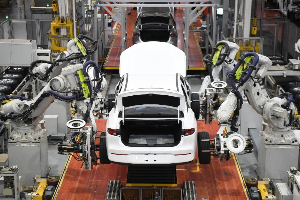 這是2024年4月24日拍攝的廣州廣汽埃安新能源汽車的全自動(dòng)化輪胎安裝工作站。新華社記者 鄧華 攝