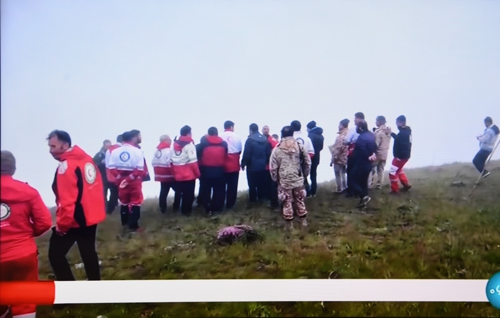 據(jù)伊朗邁赫爾通訊社5月20日報(bào)道，伊朗總統(tǒng)萊希在直升機(jī)事故中遇難。這是5月20日拍攝的伊朗國家電視臺播放的救援人員抵達(dá)事故現(xiàn)場的畫面。 新華社記者 沙達(dá)提 攝
