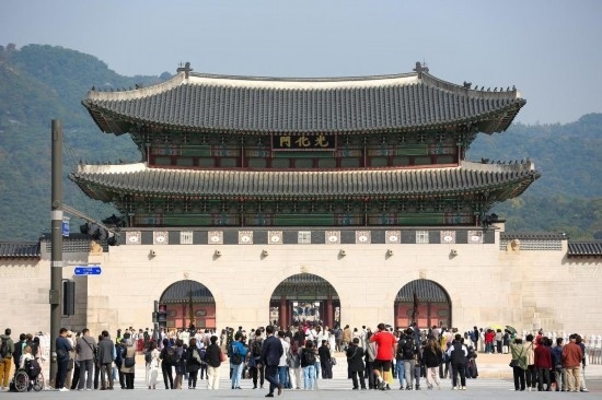 2023年10月18日，游客在韓國(guó)首爾光化門(mén)參觀。新華社記者王益亮攝