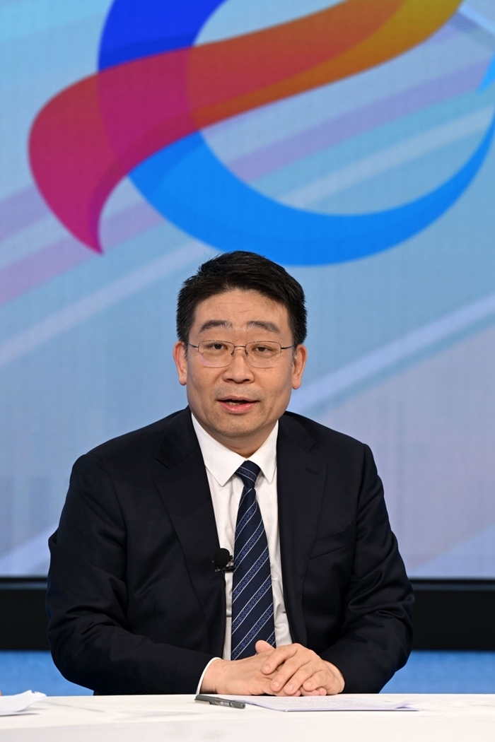 國家發(fā)展改革委產(chǎn)業(yè)司副司長霍福鵬在“中國經(jīng)濟(jì)圓桌會(huì)”錄制現(xiàn)場交流發(fā)言。新華社記者 金良快 攝