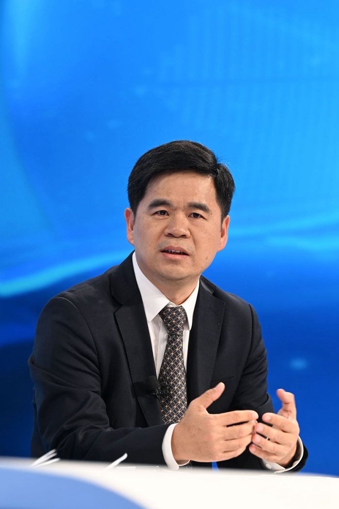 工業(yè)和信息化部運(yùn)行監(jiān)測協(xié)調(diào)局副局長何海林在“中國經(jīng)濟(jì)圓桌會(huì)”錄制現(xiàn)場交流發(fā)言。新華社記者 金良快 攝