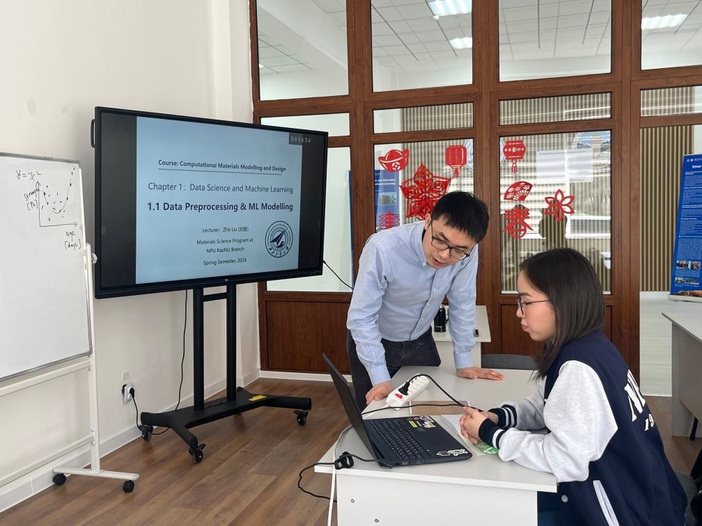 2024年4月，西北工業(yè)大學(xué)材料學(xué)院劉哲教授在西北工業(yè)大學(xué)哈薩克斯坦分校授課。（西北工業(yè)大學(xué)供圖）