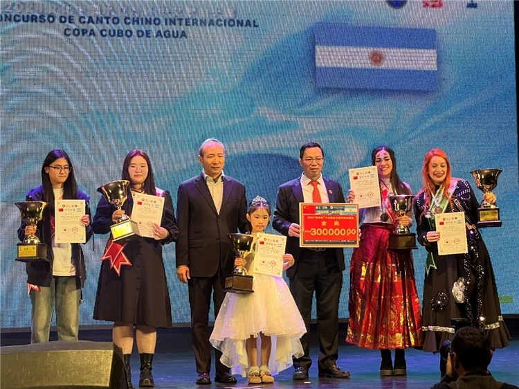 圖為中國(guó)駐阿根廷大使王衛(wèi)、阿根廷華文教育基金會(huì)會(huì)長(zhǎng)劉芳勇為五名“金獎(jiǎng)”選手頒獎(jiǎng)（阿根廷拉普拉塔國(guó)立大學(xué)孔子學(xué)院供圖）