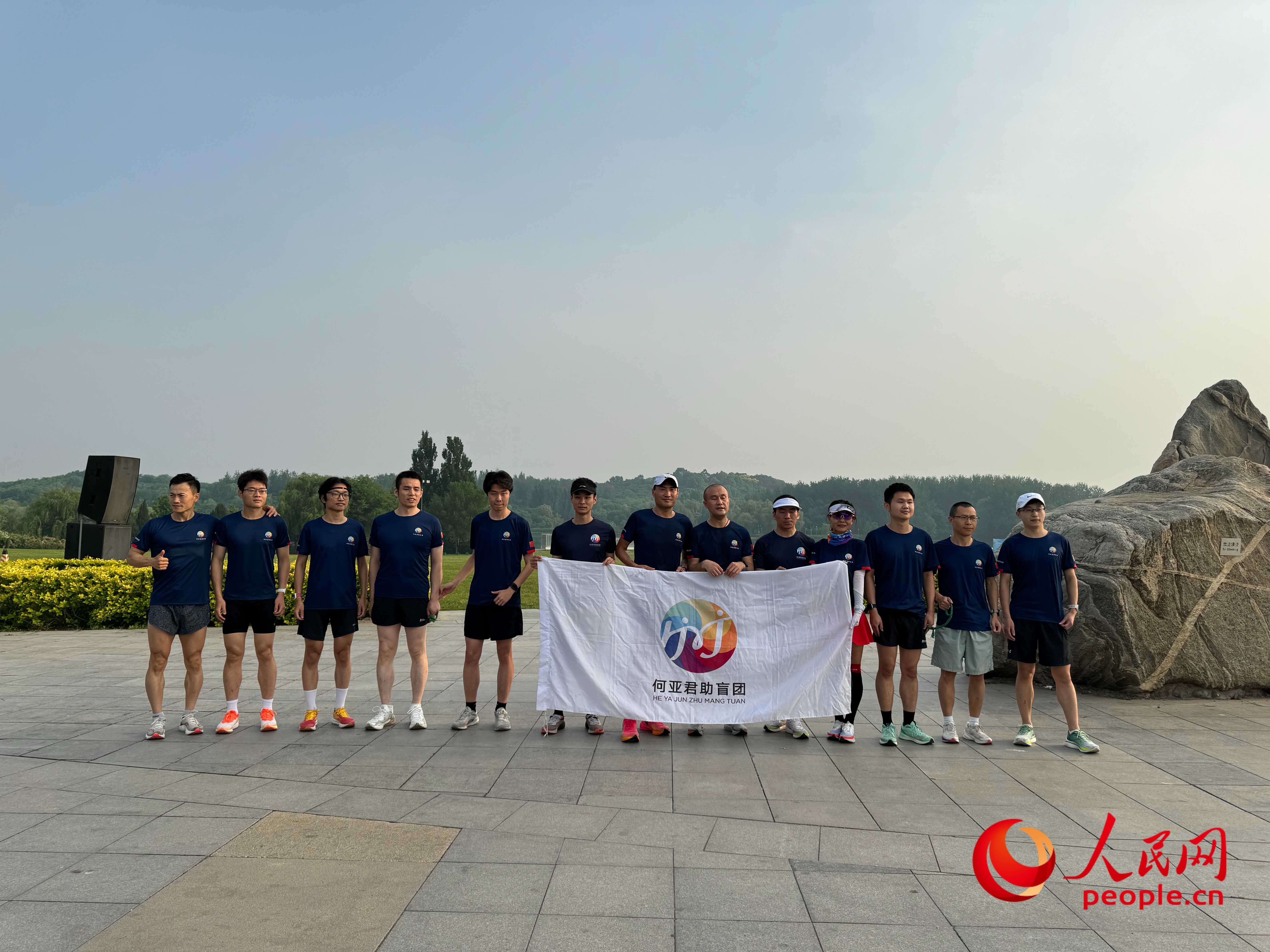 何亞君助盲團(tuán)的部分成員合影。人民網(wǎng) 周靜圓攝