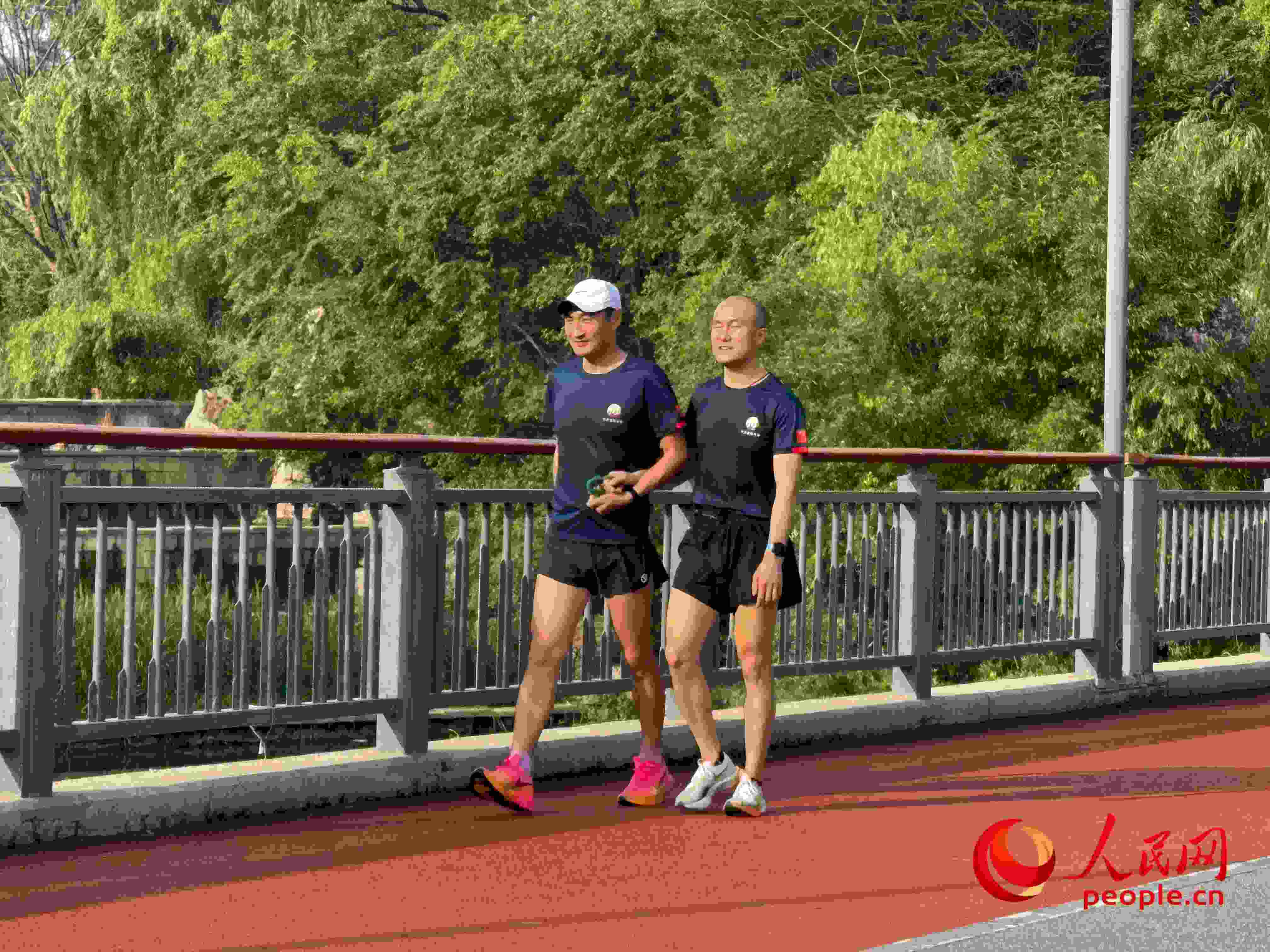 李玉寶和何亞君跑步后進(jìn)行調(diào)整。人民網(wǎng) 周靜圓攝