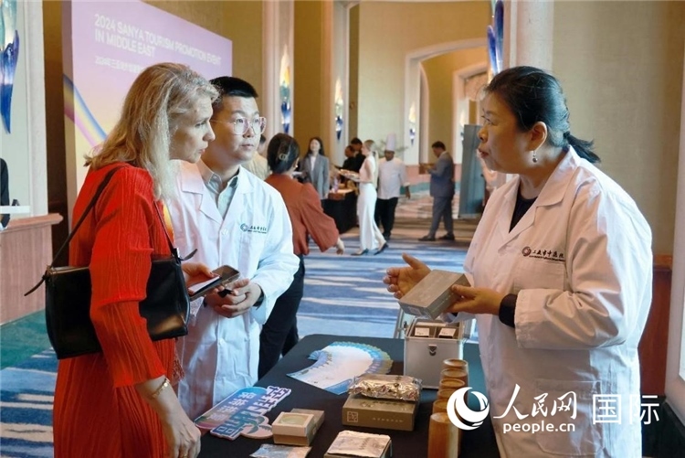 三亞市中醫(yī)院代表向來賓介紹中醫(yī)。人民網記者管克江攝