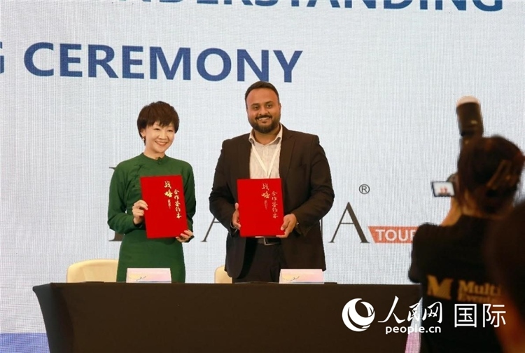 三亞與迪拜當地旅行社簽署合作協(xié)議。人民網記者管克江攝