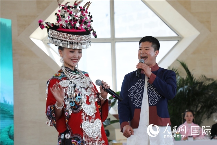 2、來(lái)自湖北的歌唱家演唱民族歌曲。 人民網(wǎng)記者 李志偉攝