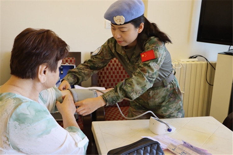 【1】 醫(yī)療分隊(duì)隊(duì)員為當(dāng)?shù)鼗颊邷y(cè)量血壓。曾德樂(lè)攝