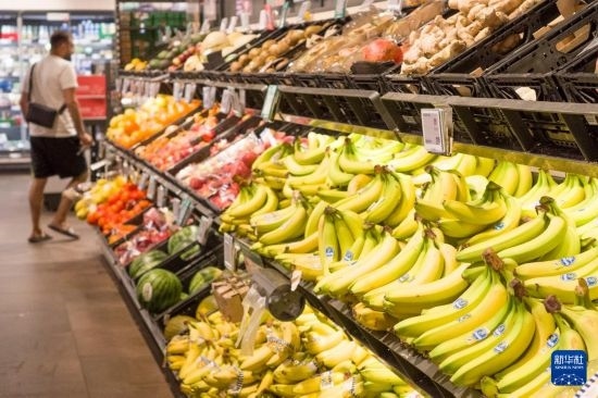 5月24日，顧客在德國(guó)柏林一家超市購(gòu)物。新華社記者 任鵬飛 攝