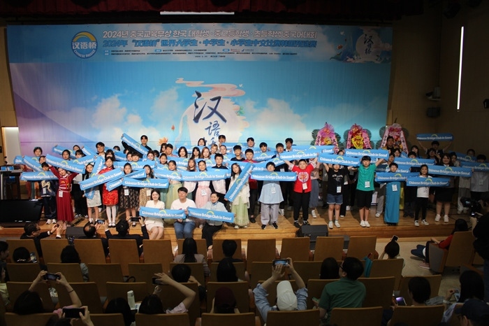 比賽結(jié)束后，參賽選手們合影留念。