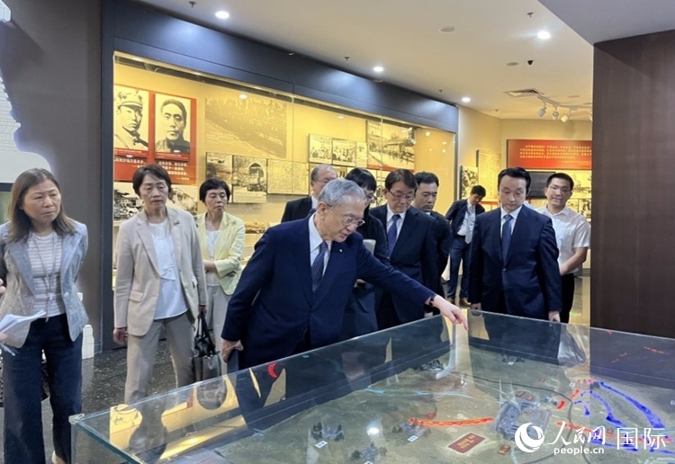 創(chuàng)價學會會長原田稔（中）與青年代表團成員訪問中國人民抗日戰(zhàn)爭紀念館。人民網(wǎng)記者 陳思攝