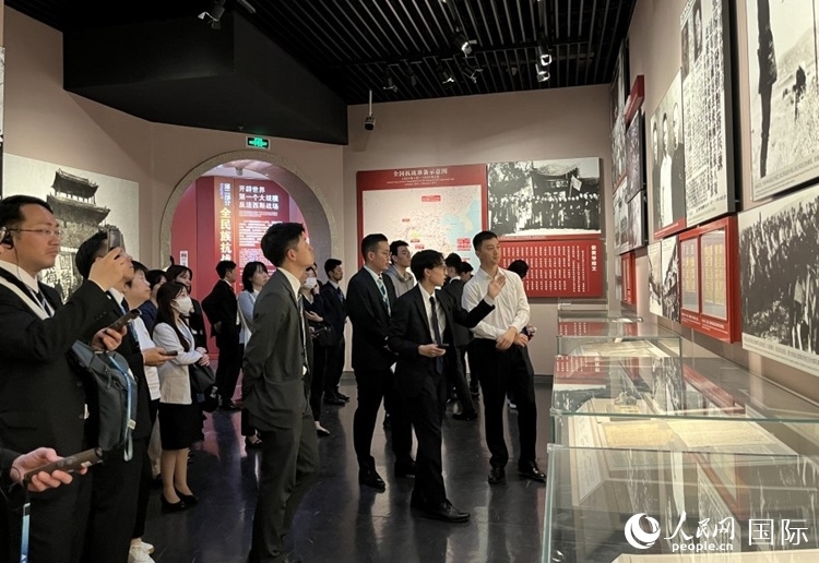 創(chuàng)價學會青年代表團成員在中國人民抗日戰(zhàn)爭紀念館參觀。人民網(wǎng)記者 陳思攝