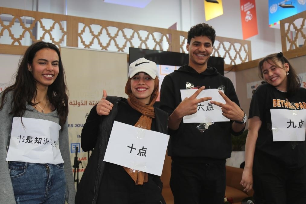 2024年4月24日，突尼斯高中生在首都突尼斯市舉辦的突尼斯國際書展上表演漢語節(jié)目。新華社發(fā)（阿代爾攝）