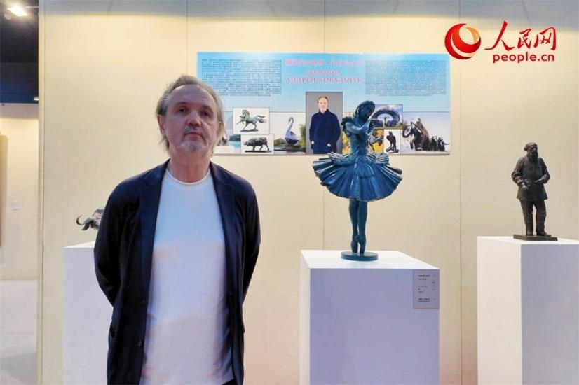 俄羅斯人民藝術(shù)家、俄羅斯美協(xié)主席安德烈·科瓦爾丘克正在接受人民網(wǎng)的采訪。人民網(wǎng)記者 劉微攝