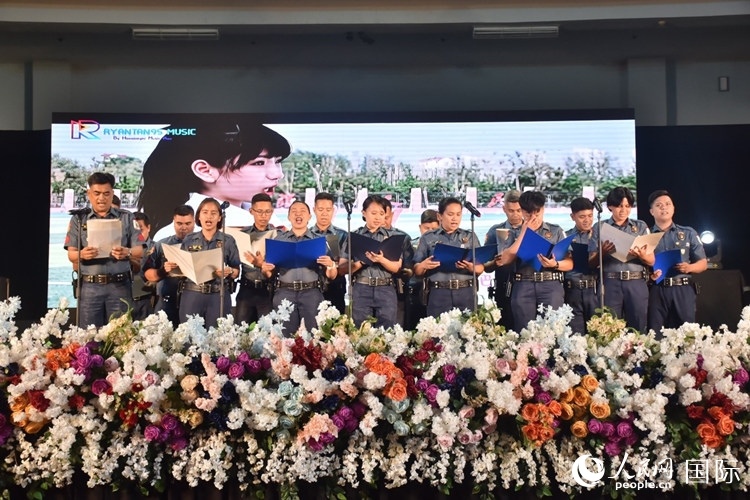 邦板牙省警察局學(xué)員在結(jié)業(yè)典禮上表演合唱。人民網(wǎng)記者 樊帆攝