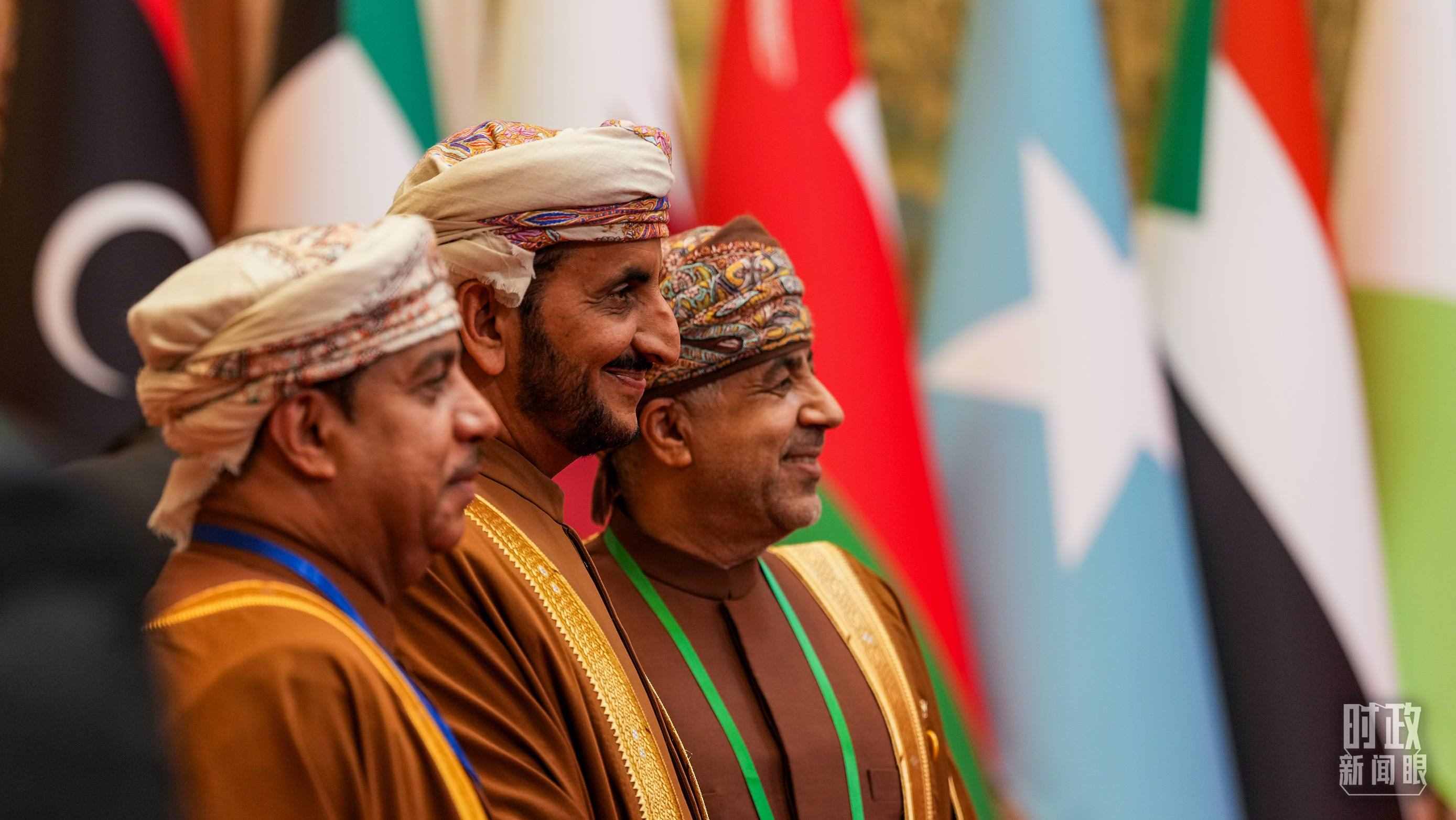 △與會代表在現(xiàn)場合影留念。（總臺國廣記者李晉拍攝）