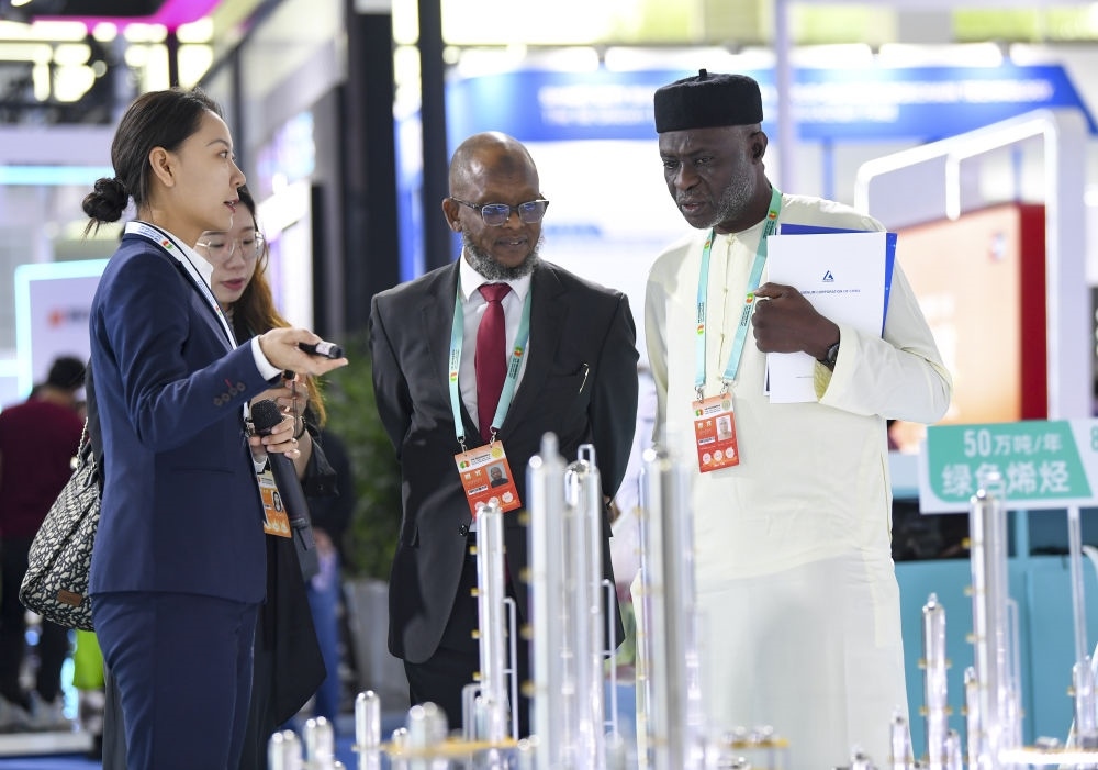 2023年9月22日，嘉賓在第六屆中阿博覽會上了解清潔能源項(xiàng)目。新華社記者 馮開華 攝