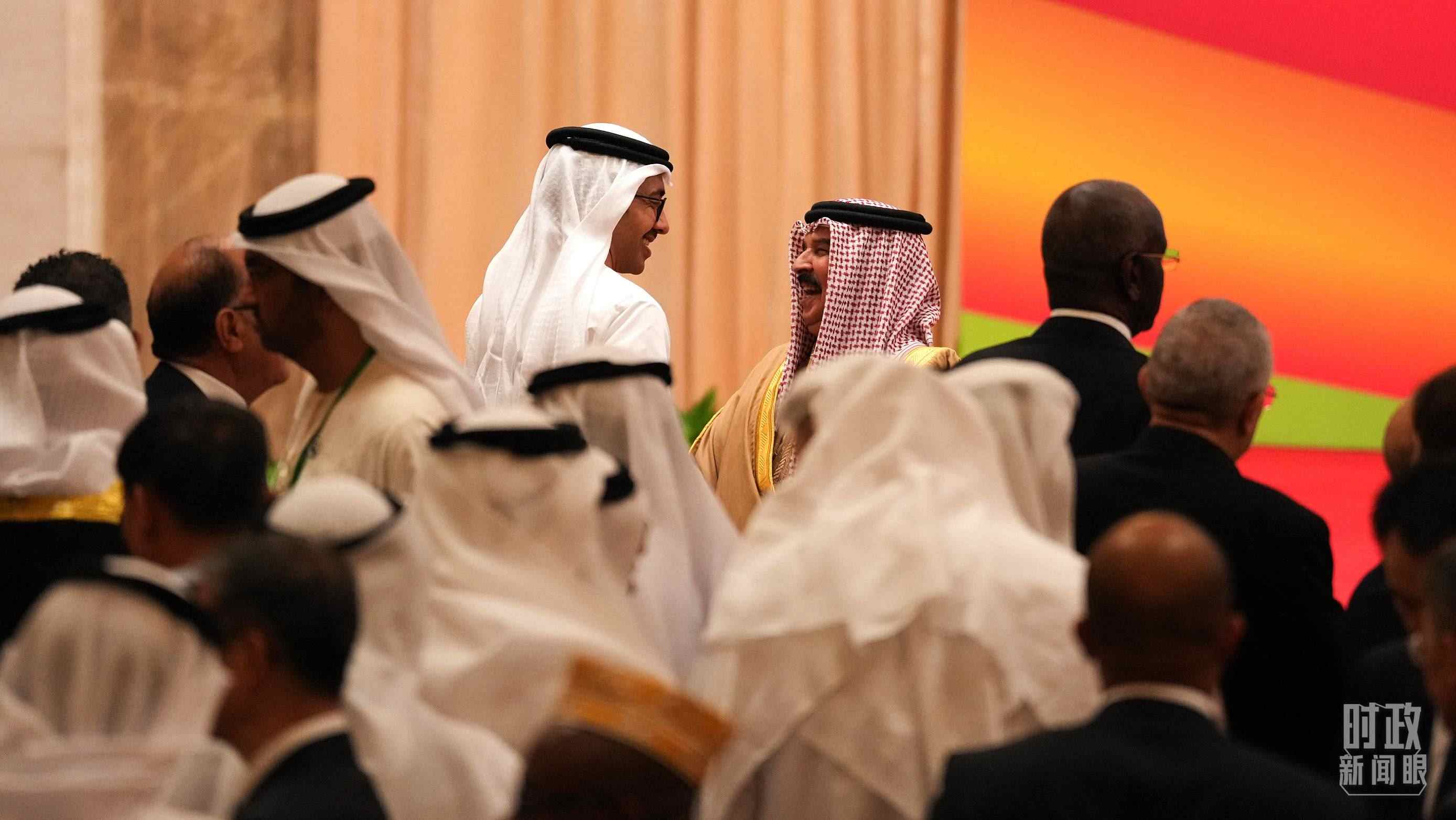 △與會代表在交談。（總臺國廣記者李晉拍攝）