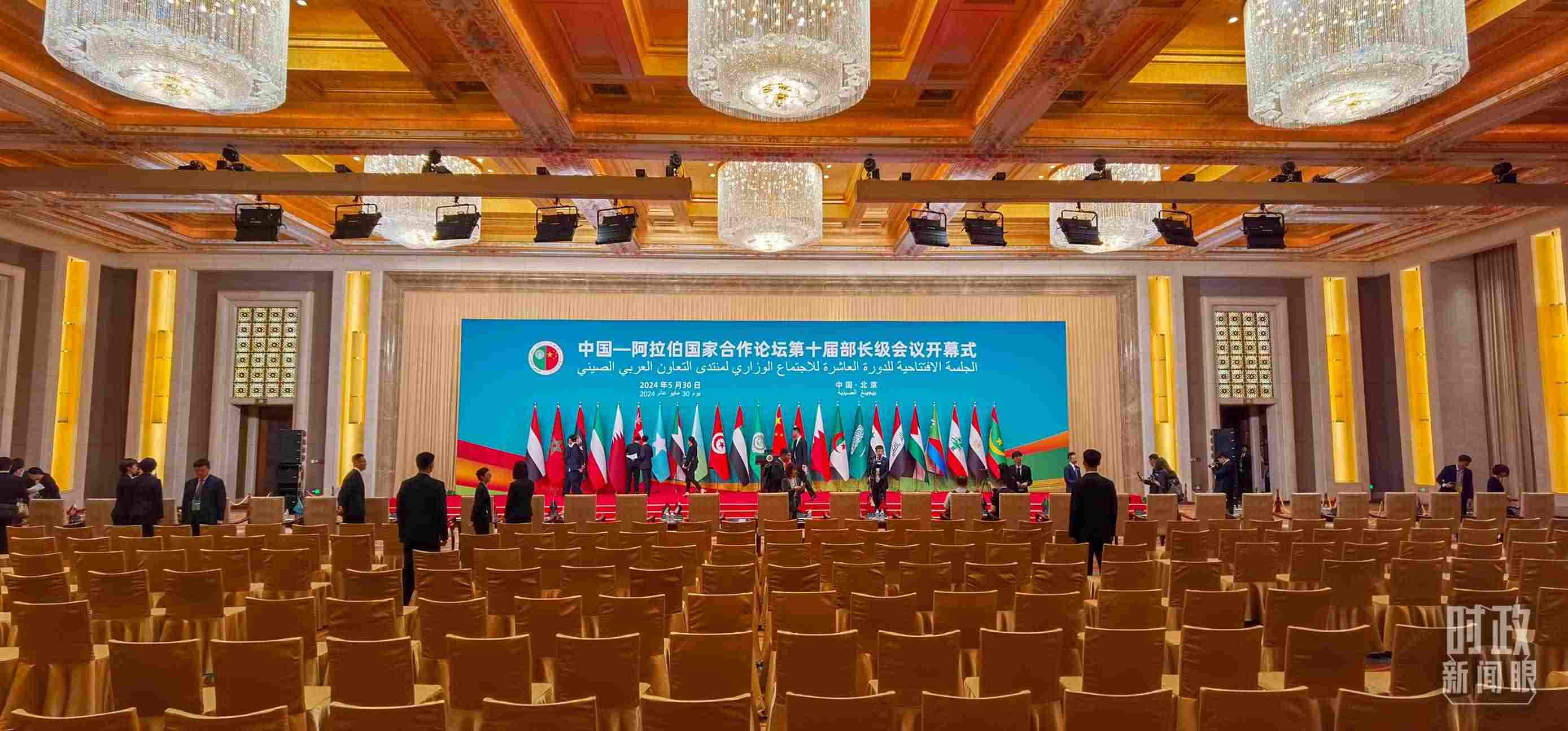 △會議開始前，現(xiàn)場正在進行各項準備工作。（總臺央視記者郭鴻拍攝）