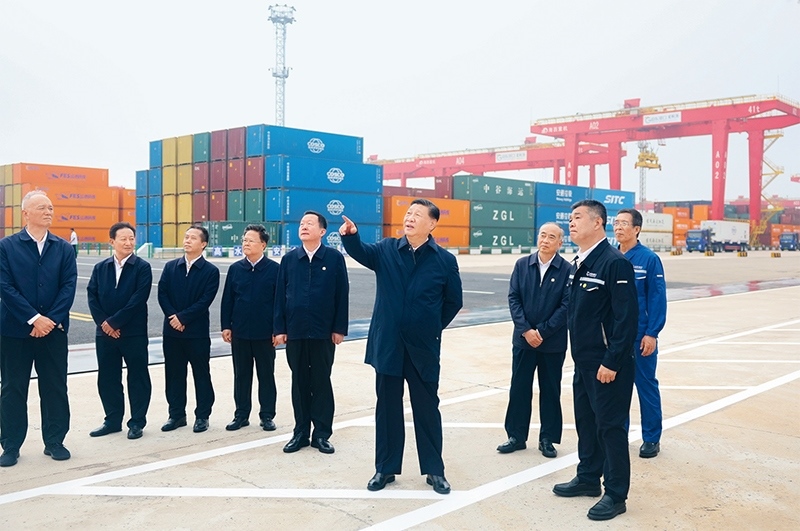 2024年5月22日至24日，中共中央總書記、國家主席、中央軍委主席習(xí)近平在山東考察。這是22日下午，習(xí)近平在日照港察看全自動(dòng)化集裝箱碼頭作業(yè)場景。 新華社記者 鞠鵬/攝