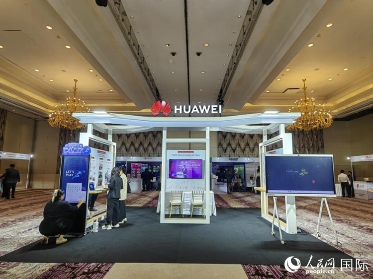 峰會(huì)現(xiàn)場(chǎng)，由泰國(guó)政府、中泰高校和客戶伙伴搭建的人才雙選會(huì)和伙伴展臺(tái)開放。人民網(wǎng)記者 楊一攝