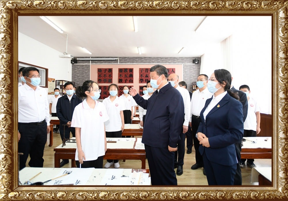 2021年9月13日至14日，習(xí)近平總書記在陜西省榆林市考察。14日上午，習(xí)近平在綏德實(shí)驗(yàn)中學(xué)考察時(shí)，同正在練習(xí)書法的學(xué)生親切交流。