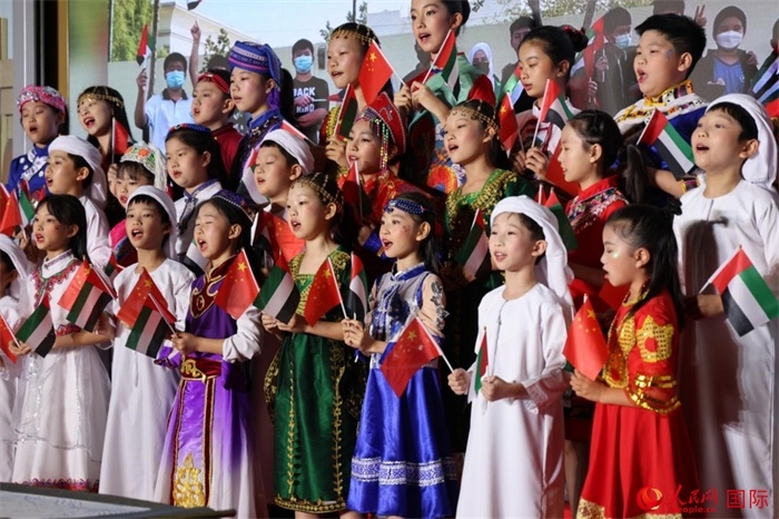 活動(dòng)上，身著中阿傳統(tǒng)服飾的孩子們共唱歌曲，表達(dá)對(duì)美好未來(lái)的向往。人民網(wǎng)記者 張志文攝