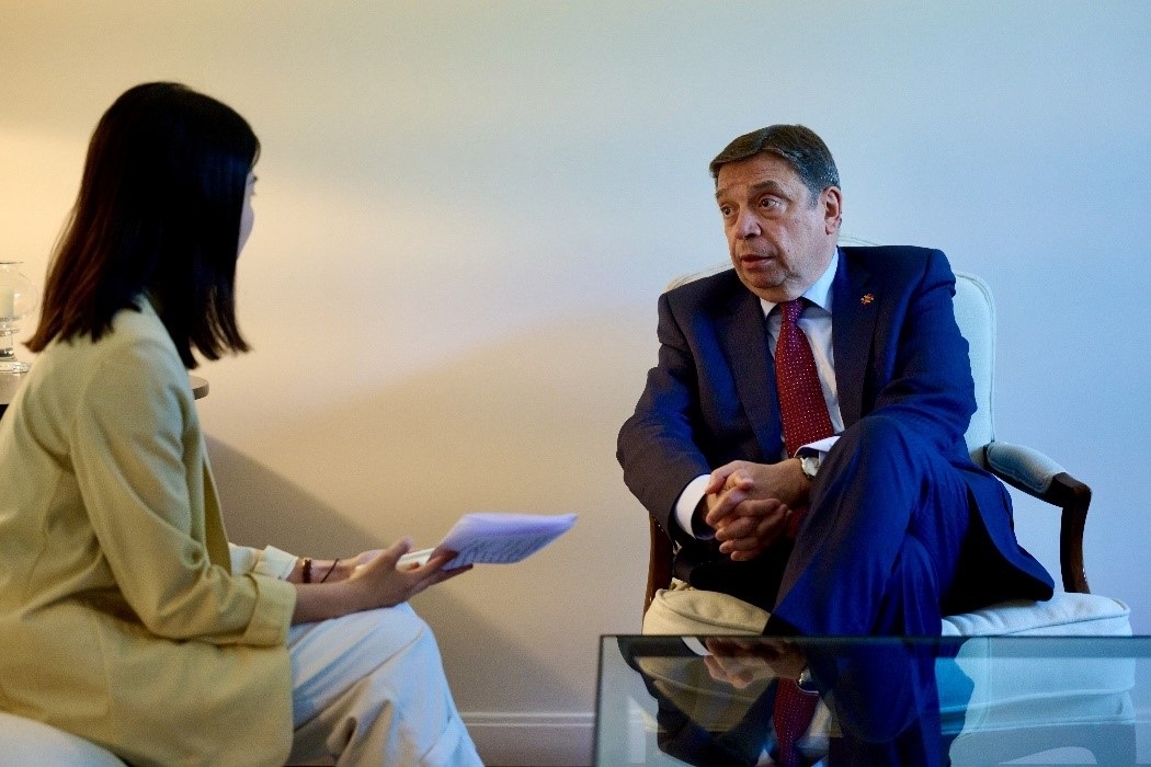 西班牙農(nóng)業(yè)、漁業(yè)和食品大臣普拉納斯接受人民網(wǎng)專(zhuān)訪。西班牙駐華大使館供圖