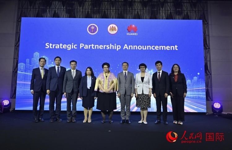 數(shù)字人才峰會現(xiàn)場。左五為泰國高等教育、科學(xué)、研究和創(chuàng)新部長素巴瑪·伊沙拉帕迪，右三中國駐泰國大使館教育參贊許蘭，右四為華為泰國技術(shù)有限公司總經(jīng)理李雄偉。人民網(wǎng)記者 簡承淵攝