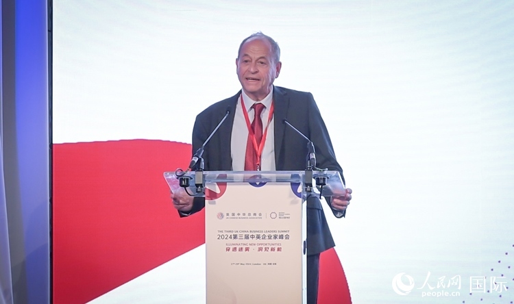 英國(guó)48家集團(tuán)俱樂部榮譽(yù)主席斯蒂芬·佩里致辭。人民網(wǎng) 郭錦標(biāo)攝