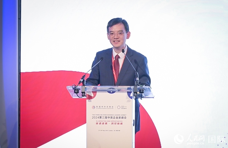 英國(guó)中國(guó)商會(huì)會(huì)長(zhǎng)、中國(guó)銀行倫敦分行行長(zhǎng)方文建致辭。人民網(wǎng) 郭錦標(biāo)攝