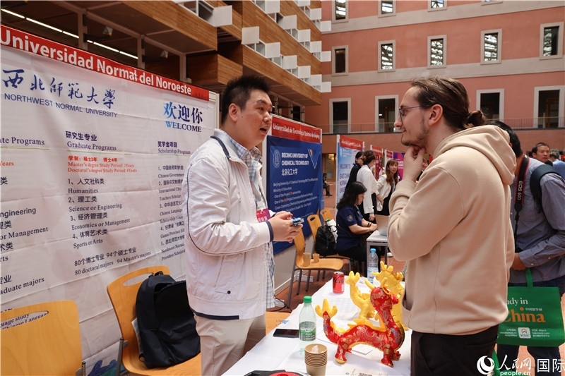 西班牙應屆畢業(yè)生在展臺前咨詢。人民網記者 顏歡攝