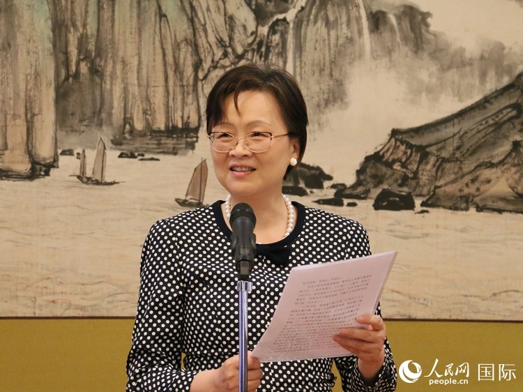 大使夫人丁玥致辭。人民網(wǎng) 許可攝