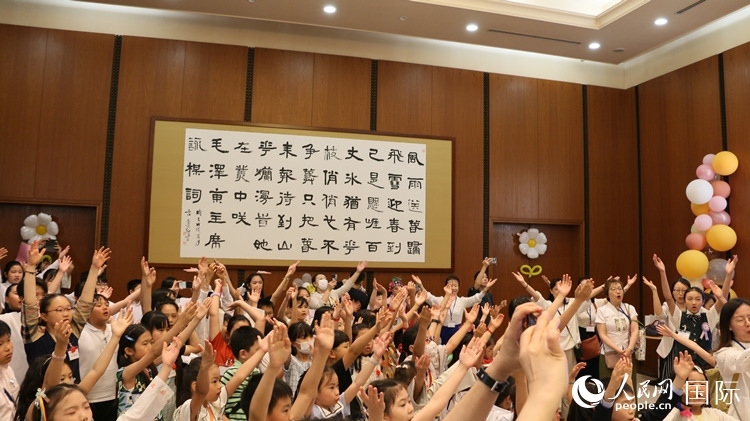 小朋友們合唱《明天會(huì)更好》。人民網(wǎng) 許可攝