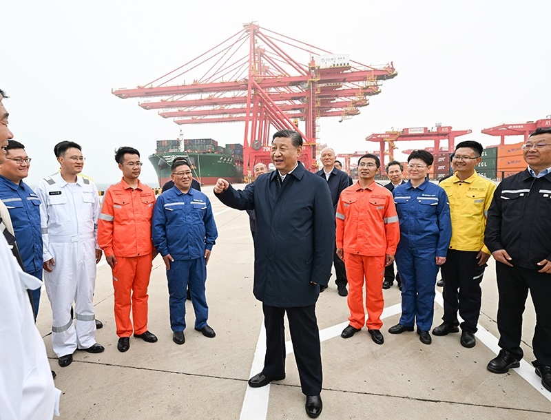 △2024年5月22日，習近平總書記在山東省日照港親切慰問港口科技工作者、運營人員、航運人員。