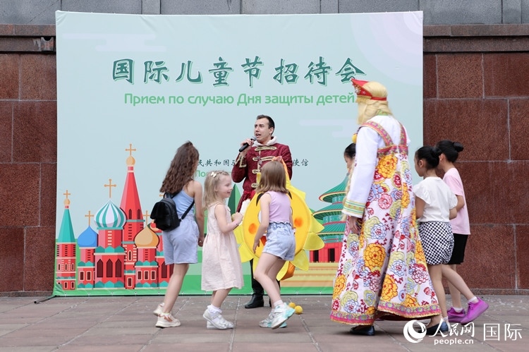 中俄兩國小朋友共同參與互動(dòng)游戲。人民網(wǎng)記者 隋鑫攝