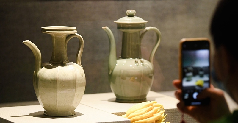 2021年9月14日，浙江省博物館，觀眾在拍攝北宋龍泉窯執(zhí)壺（左）和龍泉青瓷藝人劉杰制作的執(zhí)壺。