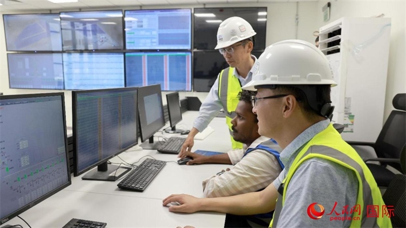 工作人員進行倒送電準備。人民網(wǎng)記者 管克江攝