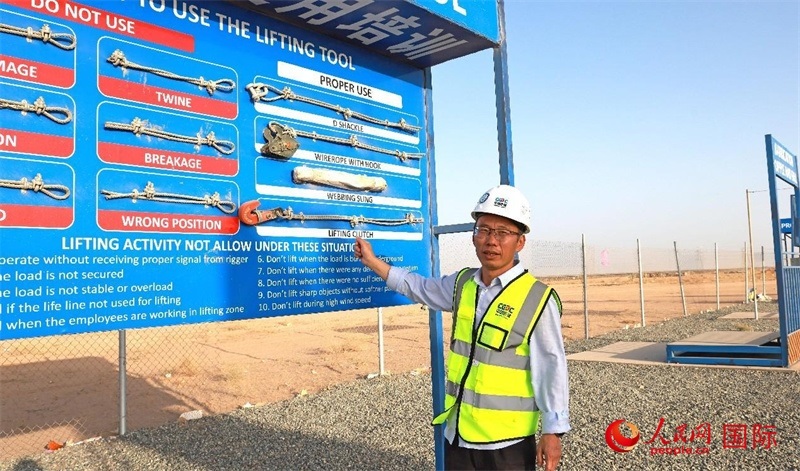 中國能建國際工程公司副總經(jīng)理兼阿爾舒巴赫電站項目經(jīng)理熊高峽展示安全培訓中心設(shè)施。人民網(wǎng)記者 管克江攝