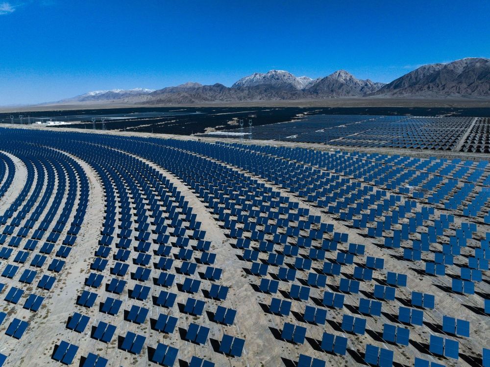 這是2024年4月23日在青海省海西蒙古族藏族自治州德令哈市光伏（光熱）產(chǎn)業(yè)園拍攝的光熱電站（無人機(jī)照片）。新華社記者 張龍 攝