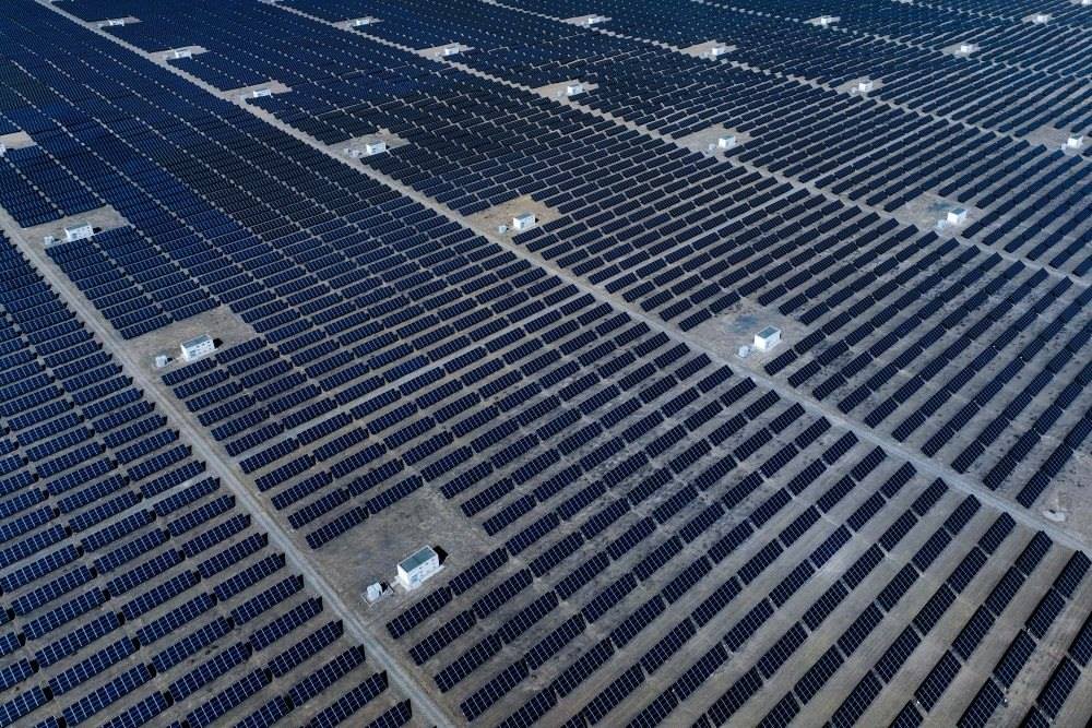 這是2024年4月15日在青海省海南藏族自治州共和縣塔拉灘綠色產(chǎn)業(yè)發(fā)展園區(qū)拍攝的光伏電站。新華社記者 張龍 攝