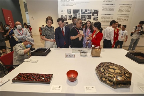 2023年5月28日，北京，推光漆器匠人為駐華使節(jié)展示技藝。