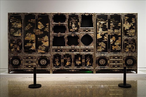 2023年7月9日，北京，中國工藝美術館·中國非物質文化遺產館，“山西特色專業(yè)鎮(zhèn)·平遙非遺雙寶中華行”展覽展出的推光漆器作品。